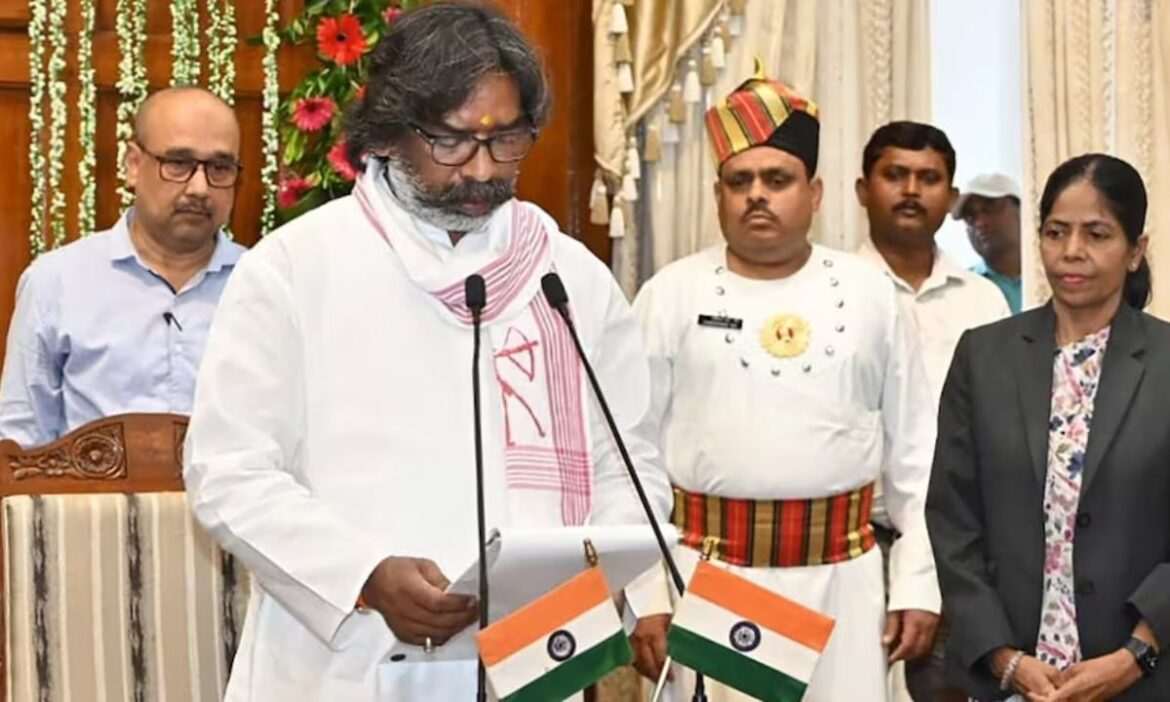 Hemant Soren Oath: झारखंड मुक्ति मोर्चा के सुप्रीमो हेमंत सोरेन एक बार फिर मुख्यमंत्री पद की शपथ लेने जा रहे हैं. ऐसे में किस जगह और कितने बजे शपथ ग्रहण होना है इस आर्टिकल में इसकी पूरी जानकारी देंगे.