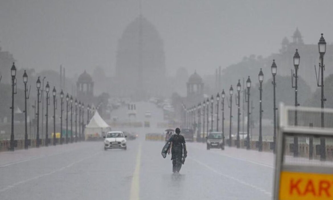 Delhi Weather Update: देश की राजधानी दिल्ली की आबोहवा लगातार गंभीर श्रेणी में बनी हुई है. बुधवार को दिल्ली का AQI 426 दर्ज किया गया.बढ़ते प्रदूषण के साथ ही दिल्ली में इस सर्दी की अब तक की सबसे ठंडी रात भी दर्ज की गई.