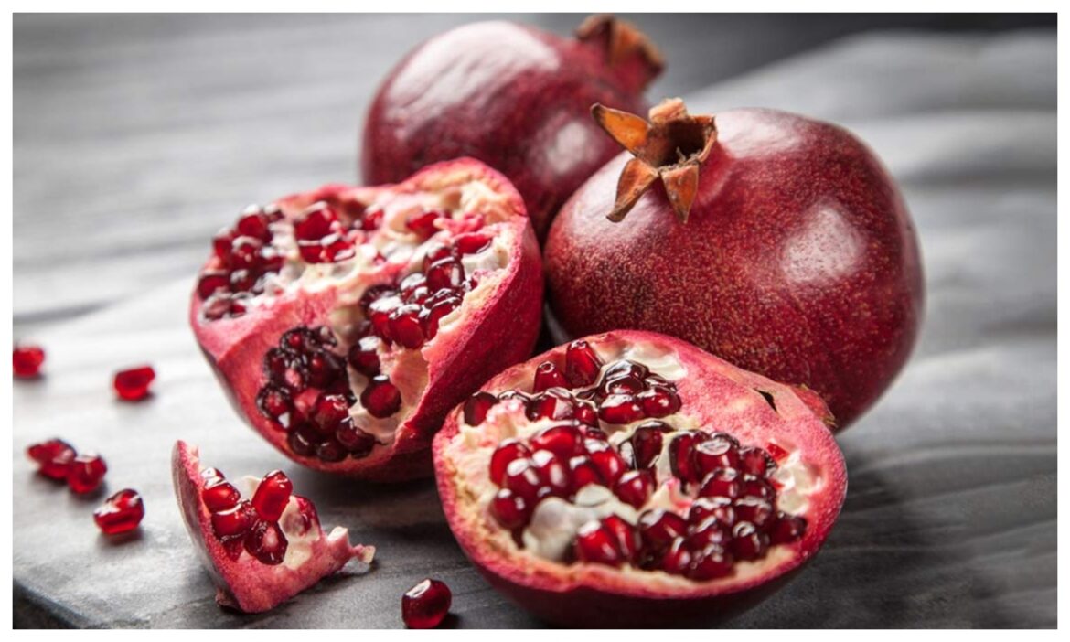 Pomegranate Peeling Hacks: फ्रिज में रखे-रखे आनार हो गया है सख्त तो छीलने के लिए आजमाएं ये आसान ट्रिक्स