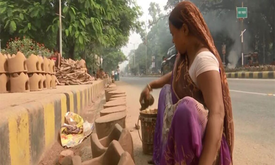 छठ पूजा के लिए मिट्टी के चूल्हे बना रही मुस्लिम महिलाएं