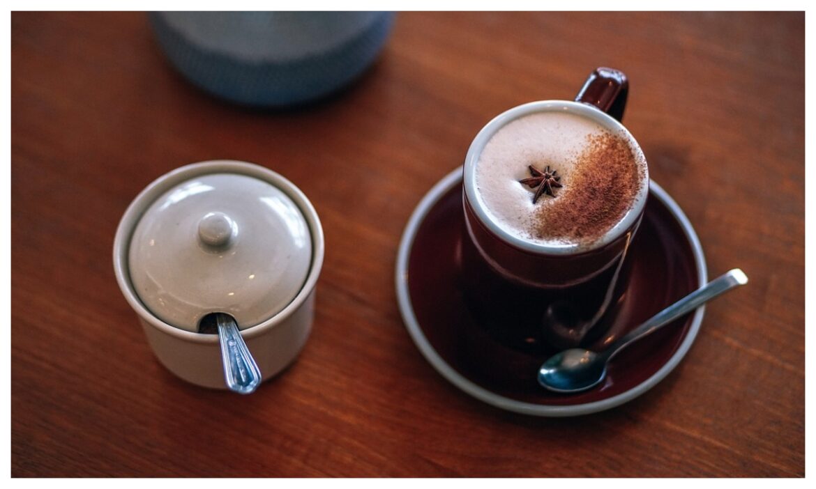 Warm Drinks for Winter: सर्दियों में शरीर को गर्म बनाए रखती हैं ये 5 हेल्दी ड्रिंक्स, दिन की परफेक्ट शुरुआत के लिए जरूर पिएं