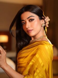 शादियों में पहनें Rashmika Mandanna जैसे ट्रेंडी साड़ी ब्लाउज