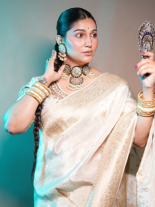 दो बच्चों की मां Sapna Chaudhary साड़ी में लगती हैं बवाल