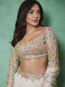 सहेली की शादी में पहनें Neha Sharma जैसे लहंगे, मुड़-मुड़कर देखेंगे मुंडे