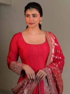 ससुराल में Daisy Shah जैसे एथनिक वियर पहनकर दिलों पर छा जाएंगी आप