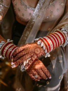 ब्राइडल लुक में चार-चांद लगा देंगे ऐसे Trendy चूड़ा डिजाइन्स