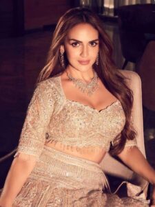 सहेली की शादी में खूब जचेंगे Esha Deol जैसे यूनीक आउटफिट्स