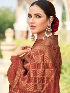 Jasmin Bhasin जैसे लेटेस्ट सूट पहनकर दिखेंगी ‘पटाखा गुड्डी’