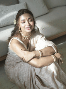 पहनें ऐसे साड़ी डिजाइन्स, दिखेंगी Jiya Shankar जैसी हॉट