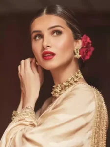 Tara sutaria से लें साड़ी स्टाइलिंग आइडिया, दिखेंगी अप्सरा