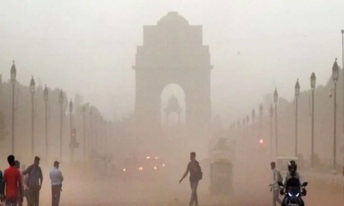 दिल्ली की जहरीली हवा में सांस लेना खतरनाक, AQI लेवल सबसे खराब श्रेणी में पहुंचा