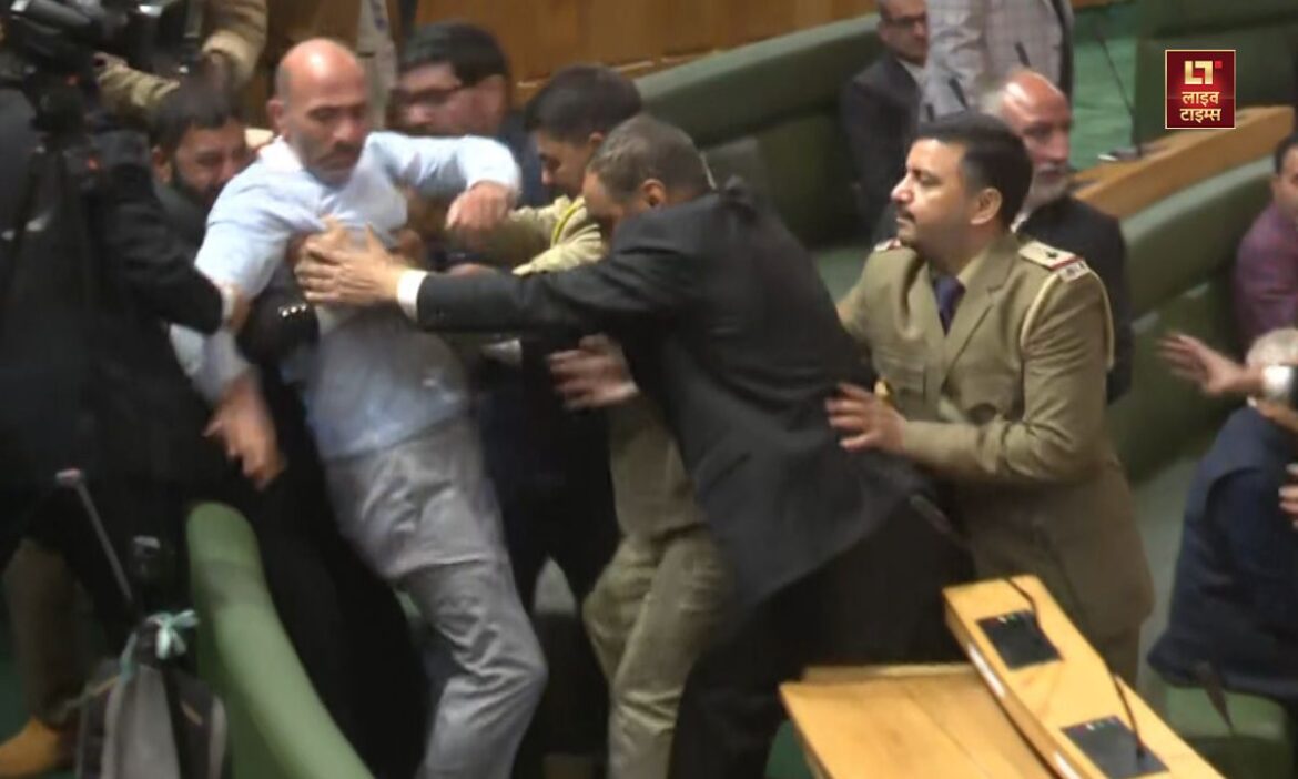 J&K विधानसभा का चौथा दिन भी हंगामे की चढ़ा भेंट, मार्शल ने खुर्शीद अहमद को घसीटते हुए सदन से निकाला बाहर