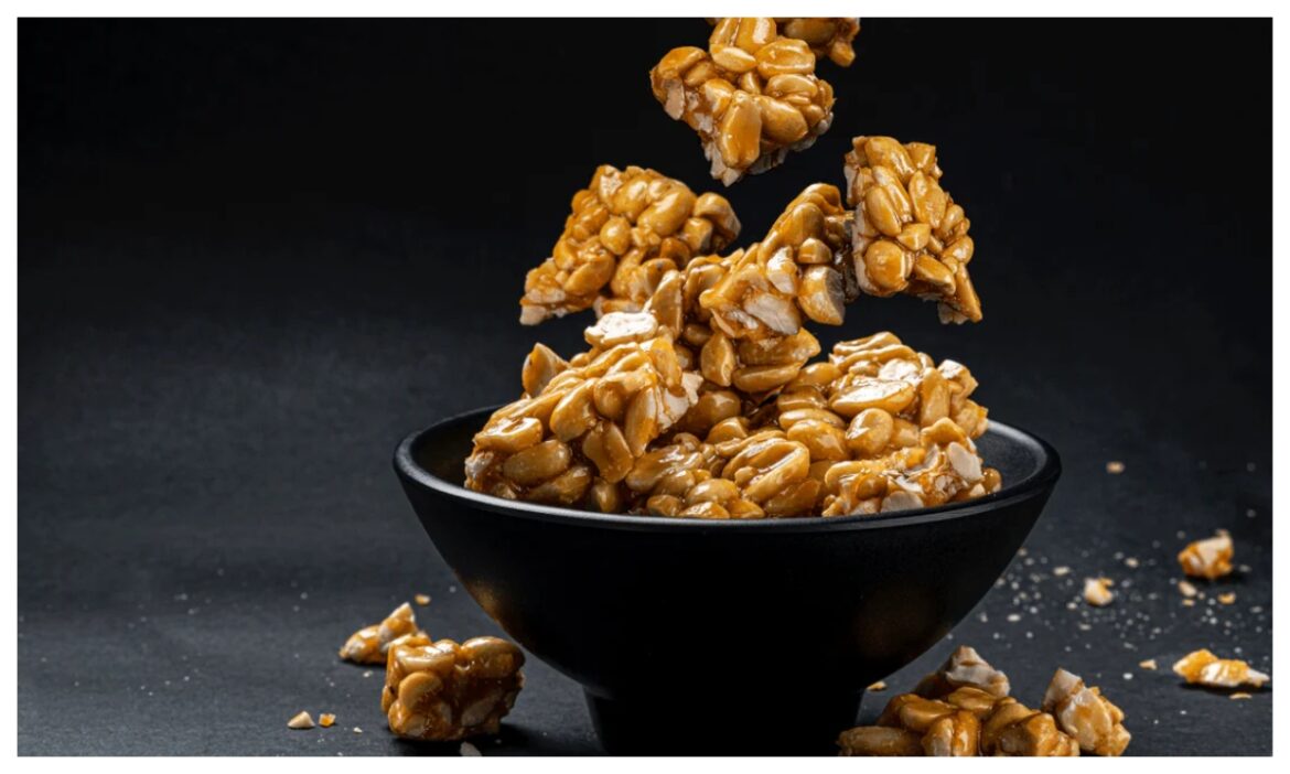 Winter Special Recipe: घर पर इस आसान रेसिपी की मदद से तैयार करें बाजार जैसी स्वादिष्ट मूंगफली-गुड़ की चिक्की