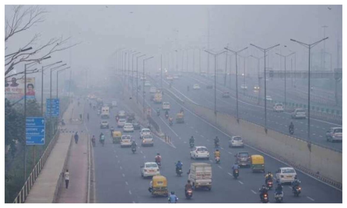 दिल्ली-NCR के करोड़ों लोगों पर डबल अटैक, सांसों पर संकट के साथ सड़कों पर चलना भी मुहाल