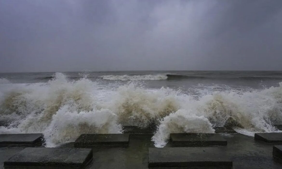 उत्तर भारत में कंपकंपाने वाली ठंड शुरू, Cyclone Fengal के असर से कई जगहों पर स्कूल बंद