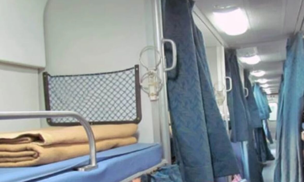 MP-TRAIN-SNAKE: चलती ट्रेन में आ गए नागराज, मची अफरा-तफरीरानी कमलापति स्टेशन से जबलपुर के लिए जा रही जन शताब्दी एक्सप्रेस की घटना