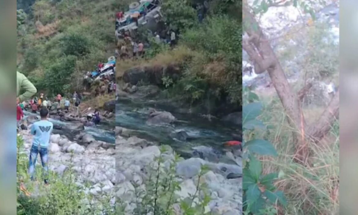 उत्तराखंड में 200 मीटर गहरी खाई में गिरी 40 यात्रियों से भरी बस, 7 लोगों की मौत; कई घायल