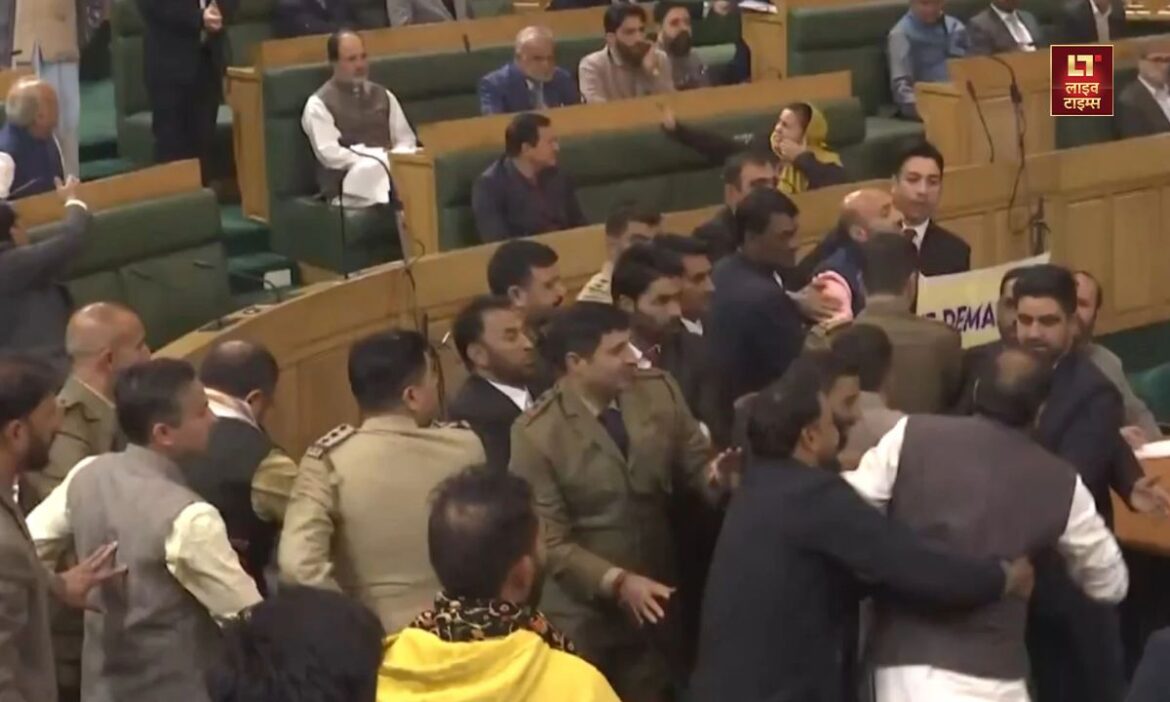 J&K विधानसभा में आर्टिकल 370 वापसी के प्रस्ताव को लेकर हंगामा, जमकर चले लात-घूंसे