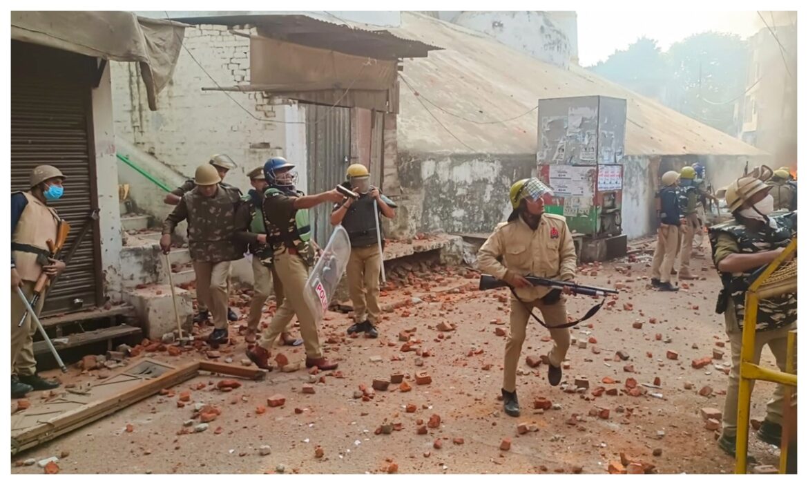Sambhal Violence: क्या साजिश रचकर संभल में की कई थी हिंसा या पुलिस प्रशासन से हुई थी चूक, जल्द होगा खुलासा