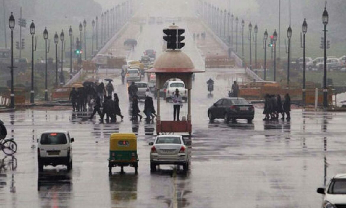 Weather Update: बारिश ने बढ़ाई ठंड, जम्मू-कश्मीर से लेकर दिल्ली तक बदला मौसम का मिजाज