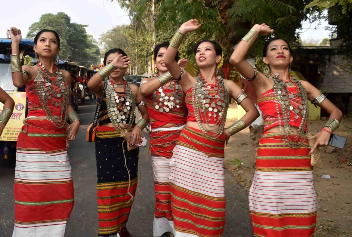 Prayagraj News: उत्तर प्रदेश का प्रयागराज इस समय चर्चा का विषय बना हुआ है. वहीं, महाकुंभ की तैयारियों के बीच, शिल्प मेले का भी आगाज हो चुका है.