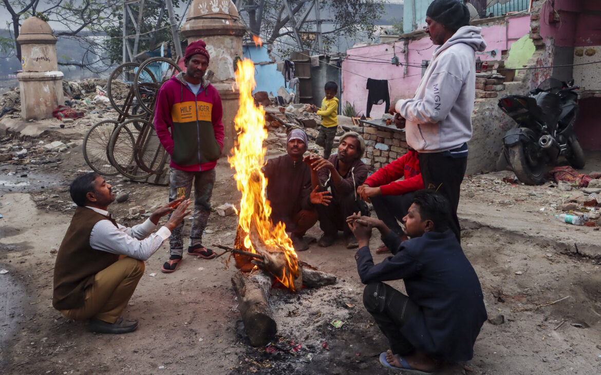Weather: कश्मीर से दिल्ली तक भीषण ठंड, कई राज्यों में बारिश का अलर्ट; जानें अपने यहां का हाल