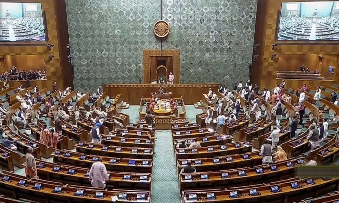 Currency Found In Parliament : सांसद की सीट के पास मिली 500 के नोट, Rajya Sabha में मचा बवाल