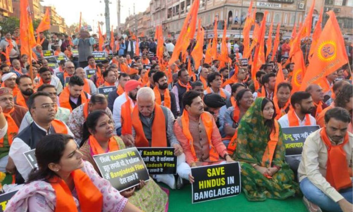 Lucknow People Protesting: हिंदुओं पर हो रहे हमलों को लेकर उत्तर प्रदेश के लखनऊ में मुस्लिम समाज के लोगों ने जमकर विरोध प्रदर्शन किया.