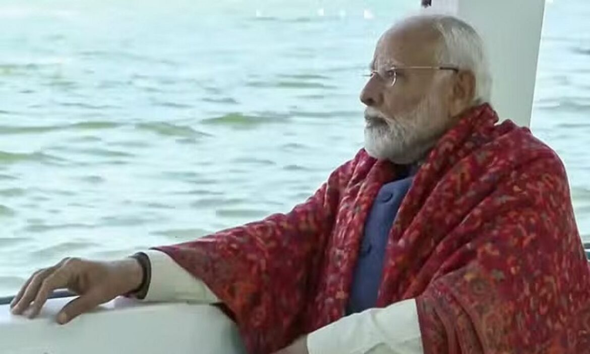 Maha Kumbh 2025: प्रधानमंत्री नरेन्द्र मोदी प्रयागराज के दौरे पर हैं. इस दौरान उन्होंने महाकुंभ को लेकर हो रही तैयारियों का जायजा लिया और पूजा-अर्चना की.