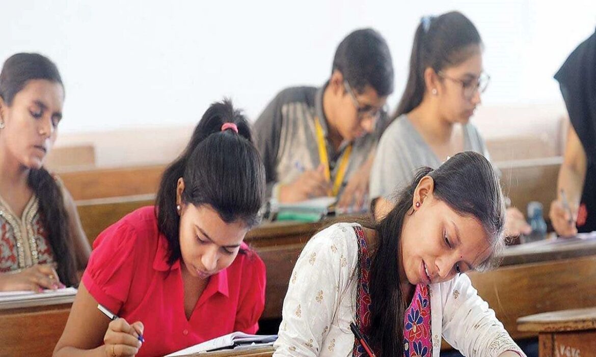 UP News: उत्तर प्रदेश में प्रवेश परीक्षा को लेकर छात्रों के लिए एक अच्छी खबर आई है. उच्च शिक्षा मंत्री योगेन्द्र उपाध्याय की अध्यक्षता में हुई बैठक में सभी विश्वविद्यालयों में एक ही प्रवेश परीक्षा के जरिए दाखिले होंगे.