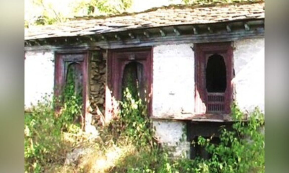 Uttarakhand: उत्तराखंड के अल्मोड़ा जिले के कई गांवों में अब ताले लगाने की नौबत आ गई है. इसकी बड़ी वजह है लोगों का वहां से पलायन करना.