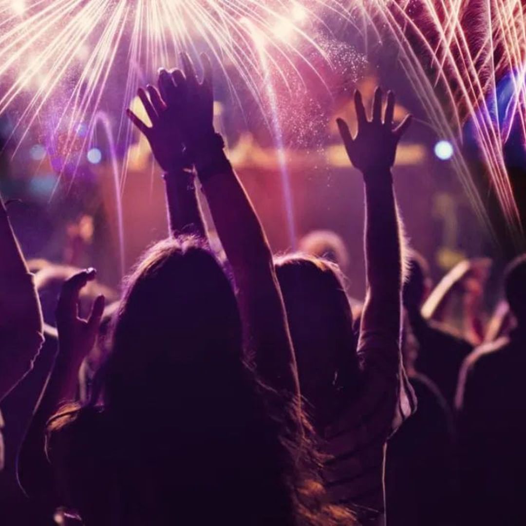 New Year Guidelines: नए साल को लेकर देश की राजधानी दिल्ली खुशी में झूम रही है. इस बीच न्यू ईयर से पहले प्रशासन ने कुछ गाइडलाइन जारी किए हैं.