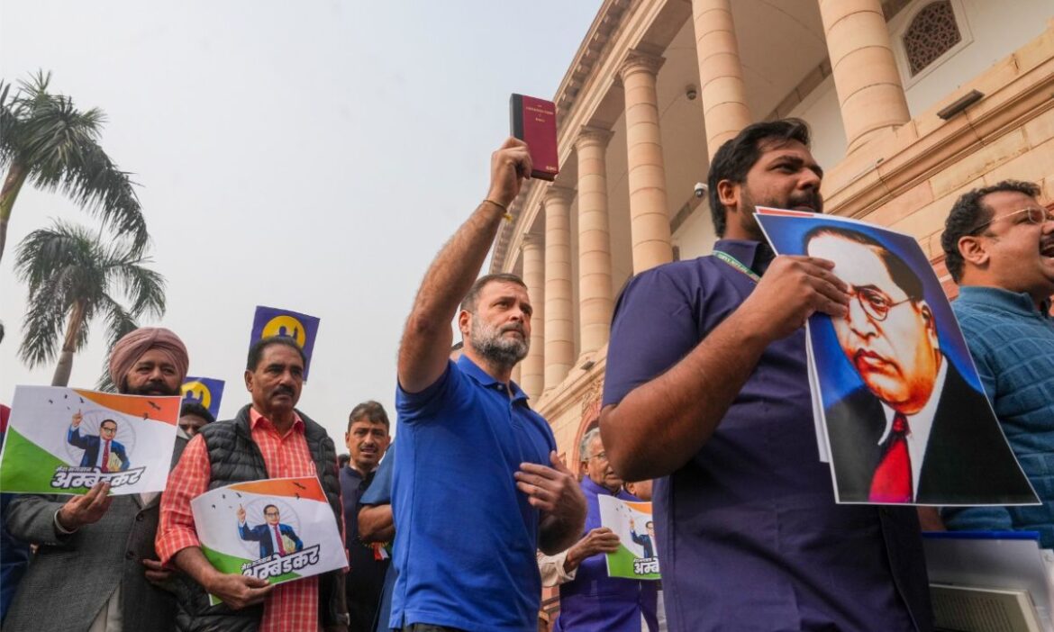 Parliament Ruckus : संसद परिसर में धक्का-मुक्की का मामला सामने आया है. पिछले दिनों गृह मंत्री अमित शाह के राज्यसभा में बाबासाहब अंबेडकर को लेकर बड़ा बयान दिया था.