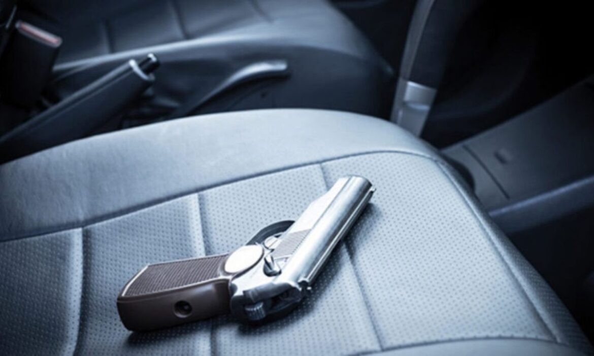 Bihar News: बिहार के एक जीप ड्राइवर ने कमाल कर दिखाया है. पेट में गोली लगने के बाद भी 5 किलोमीटर तक लगातार ड्राइविंग कर वाहन में बैठे लोगों की जान बचाई.