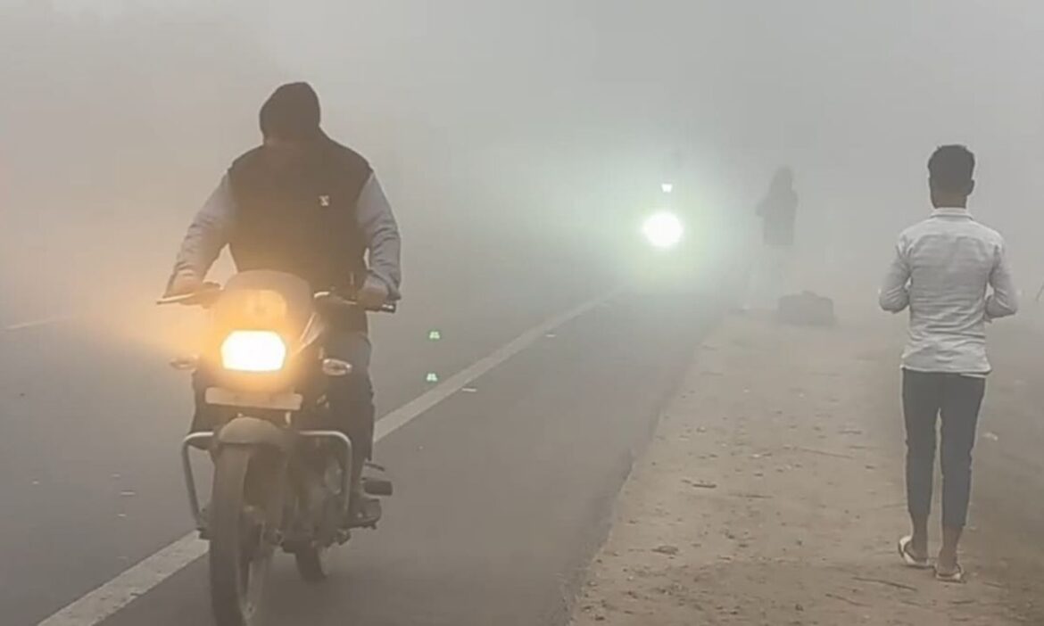 Jharkhand Weather: बंगाल की खाड़ी में बन रहे पश्चिमी विक्षोभ की वजह से मौसम करवट ले सकता है. इसके चलते झारखंड की राजधानी रांची में ठंड बढ़ने की संभावना है.