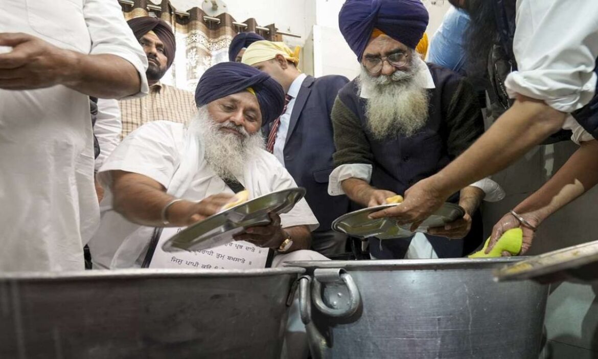 Sukhbir Singh Badal : स्वर्ण मंदिर में हुए हमले के बाद शिरोमणि अकाली दल के प्रमुख सुखबीर सिंह बादल पंजाब के रूपनगर में आनंदपुर साहिब गुरुद्वारे पहुंचे.