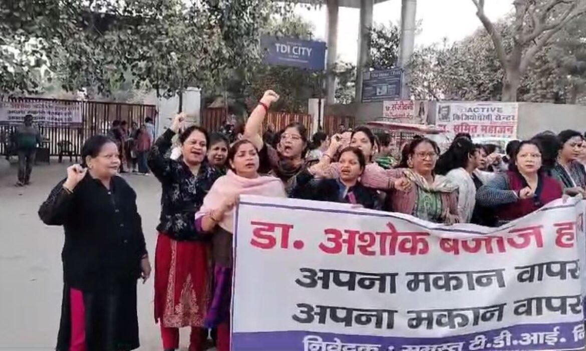 UP News: उत्तर प्रदेश के मुरादाबाद की पॉश कॉलोनी में एक फ्लैट को किसी अन्य जाति को बेचने के चलते जमकर बवाल हुआ. ऐसे में इस मुद्दे को लेकर हिंदू समाज के लोगों ने विरोध प्रदर्शन किया.