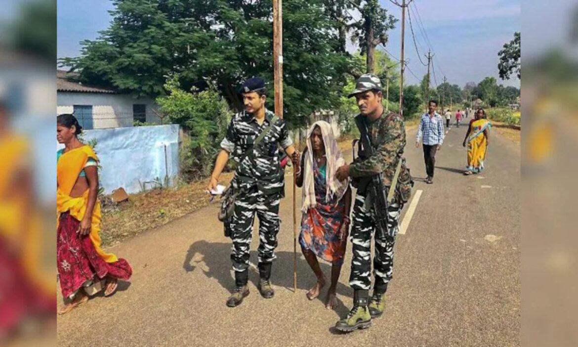 Chhattisgarh News: छत्तीसगढ़ के बीजापुर इलाके में तब दहशत फैल गई जब नक्सलियों ने BJP नेता की हत्या कर दी. इसको लेकर आदिवासी समाज ने विरोध-प्रदर्शन किया.