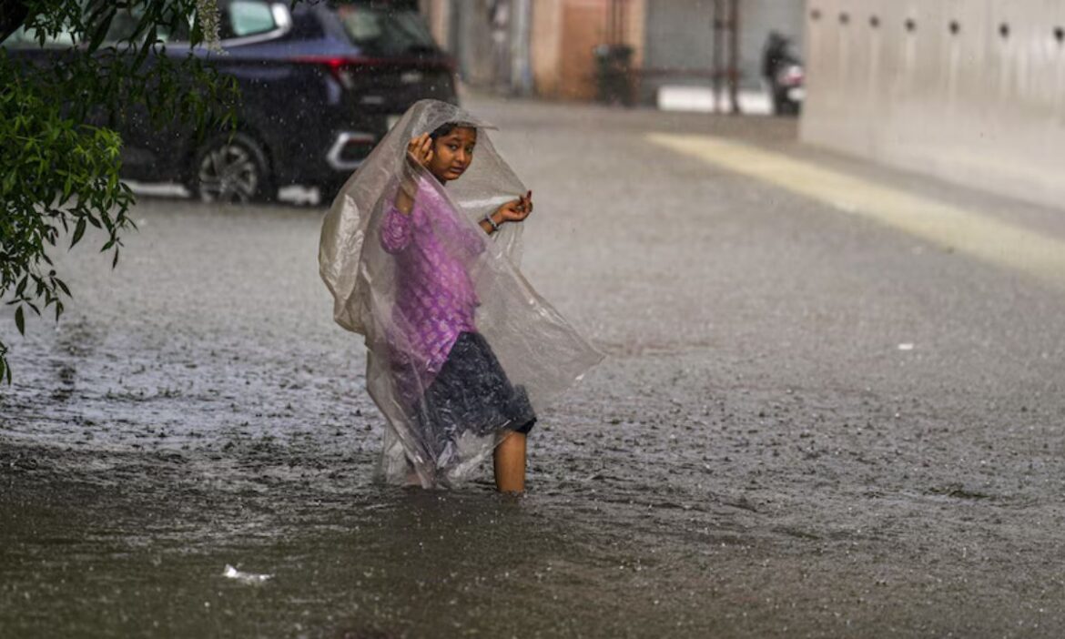 Tamil Nadu Weather Update: बदलते मौसम और लगातार भारी बारिश के चलते तमिलनाडु में लोगों को कई परेशानियों का सामना करना पड़ सकता है. इसको लेकर मौसम विभाग ने अलर्ट जारी कर दिया है.