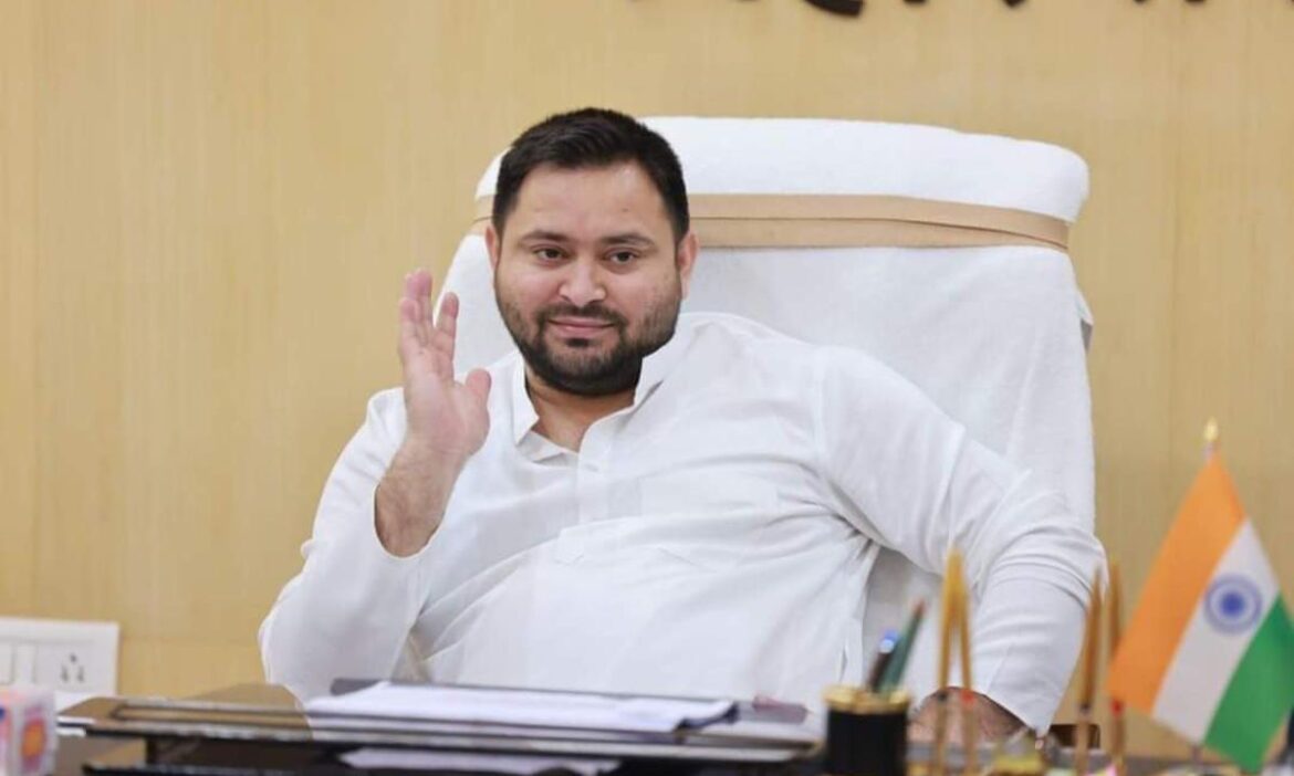RJD leader Tejashwi Yadav: राष्ट्रीय जनता दल के नेता तेजस्वी यादव पटना के गर्दनीबाग मैदान में प्रदर्शन कर रहे छात्रों के बीच उनसे मिलने पहुंचे.