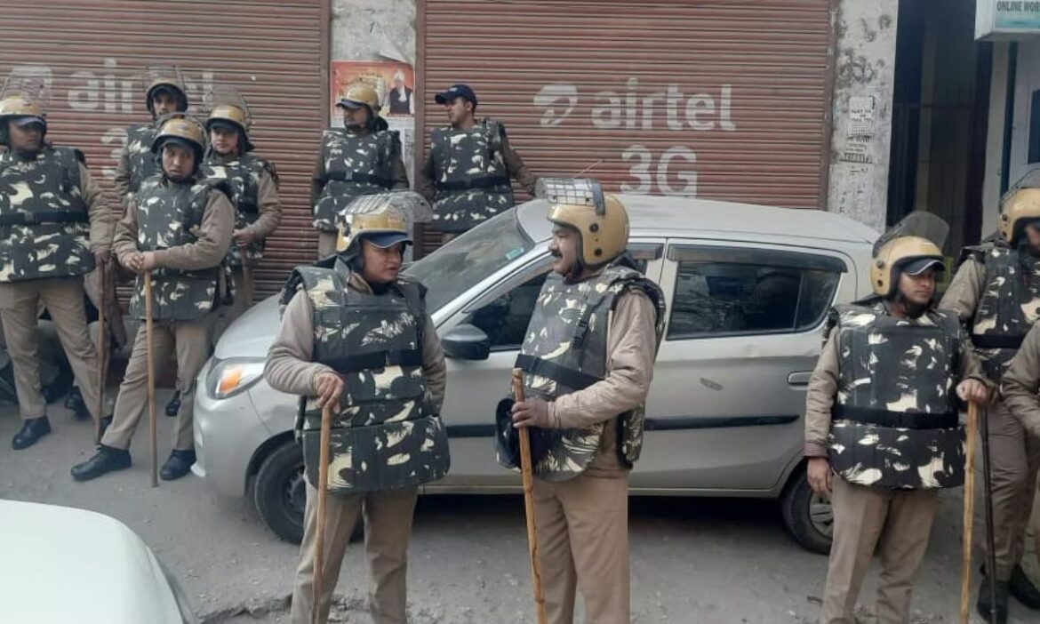 Uttarkashi Mosque Dispute: अवैध मस्जिद को हटाने की मांग को लेकर उत्तरकाशी में लगातार हंगामा चल रहा है. इस बीच वहां पर हिंदू संगठनों की ओर से 'महापंचायत' बुलाई गई है जिसे लेकर सुरक्षा के पूरे इंतजाम किए गए हैं.