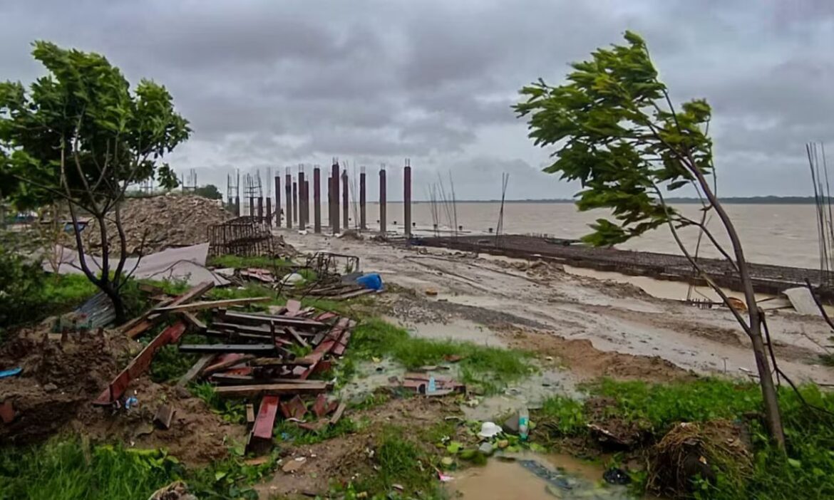 Tamil Nadu News: तमिलनाडु के तिरुवन्नमलई जिले में आफत रुकने का नाम नहीं ले रही है. लगातार भारी बारिश के बाद कई इलाकों में हालात गंभीर दिख रहे हैं.