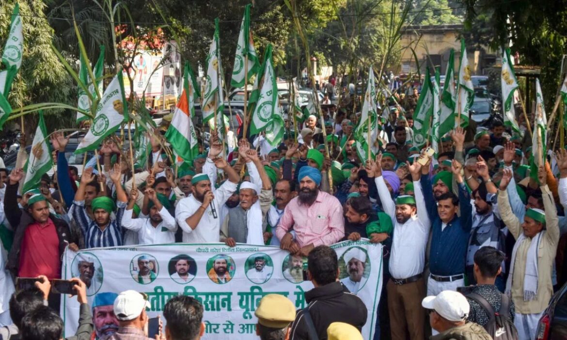 Farmers Protest: पिछले साल से चल रहा किसान आंदोलन थमने का नाम नहीं ले रहा है. इस बीच किसान संगठन मुआवजे और लाभ की मांग को लेकर दिल्ली की ओर मार्च करने की योजना बना रहे हैं.