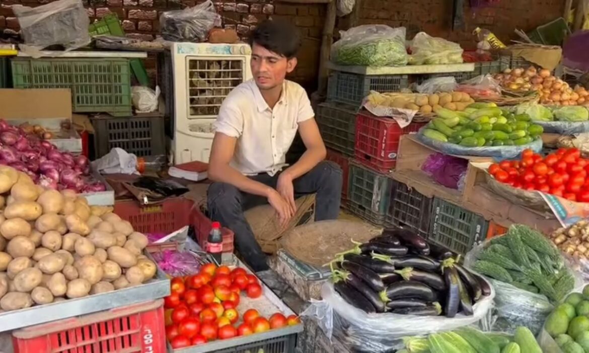 Delhi News: देश की राजधानी दिल्ली में एक बार फिर सब्जियों की कीमत आसमान छू रही हैं. इस वजह से आम लोगों की जेब खाली हो रही है.