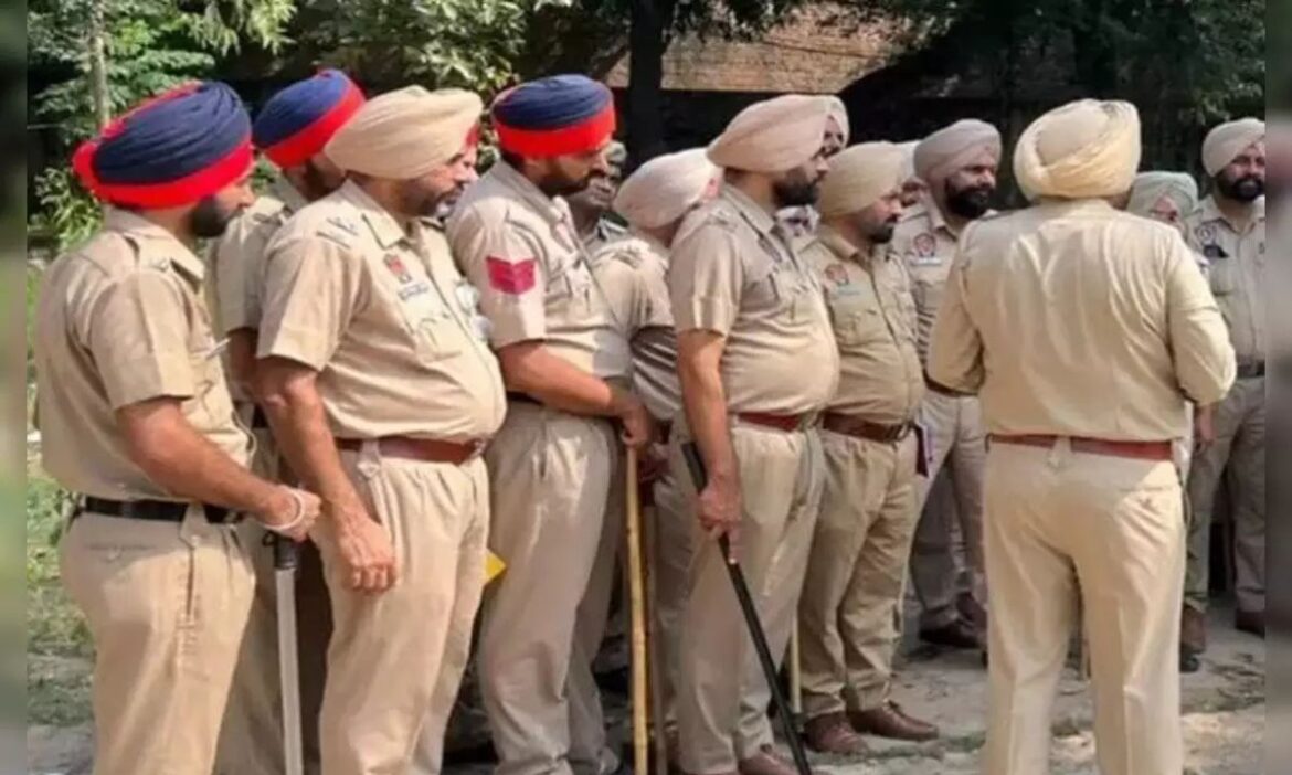 Punjab News: पंजाब के गुरदासपुर जिले में पुलिस चौकी के बाहर विस्फोट जैसी आवाज सुनाई देने से पूरे इलाके में हड़कंप मच गया. इस मामले की जांच जारी है.