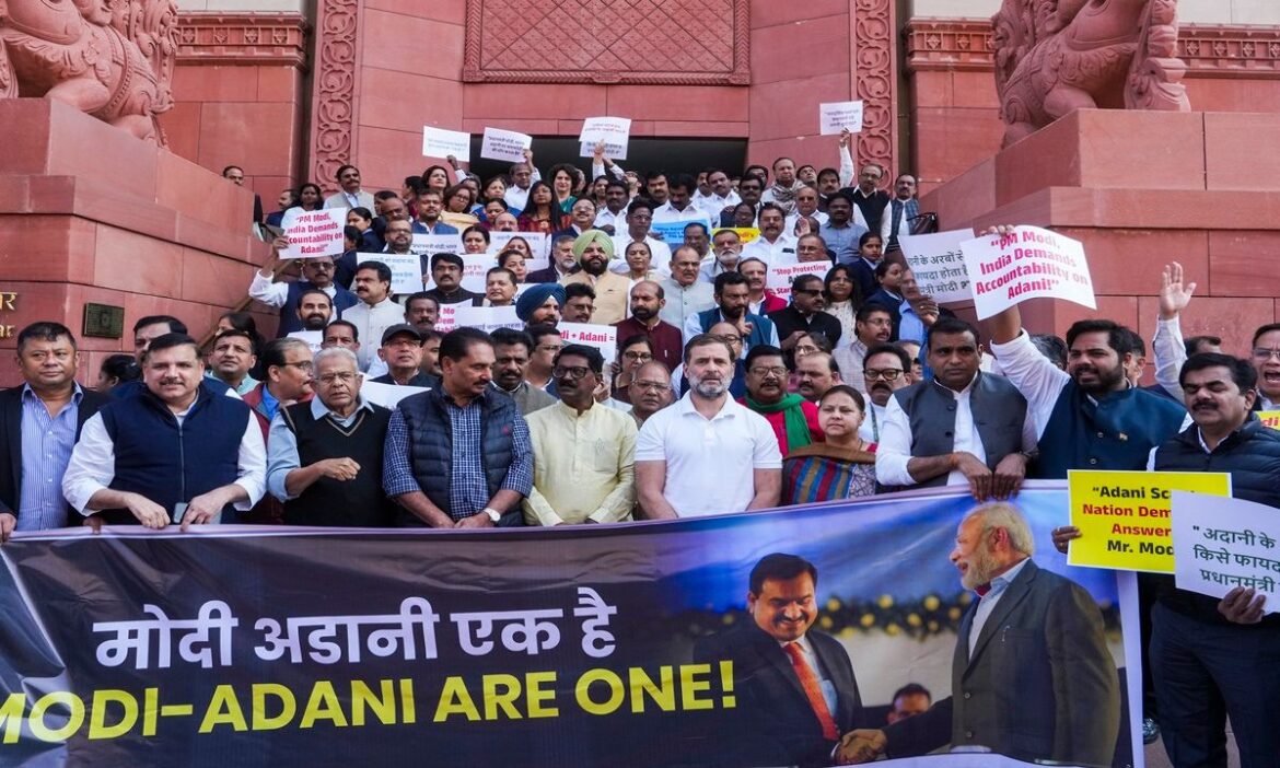 I.N.D.I.A. Block Protest: लोकसभा के नेता प्रतिपक्ष राहुल गांधी, कांग्रेस सांसद प्रियंका गांधी वाड्रा और I.N.D.I.A. ब्लॉक के सांसदों समेत कई नेताओं ने अदाणी मामले पर संसद परिसर में विरोध प्रदर्शन किया.