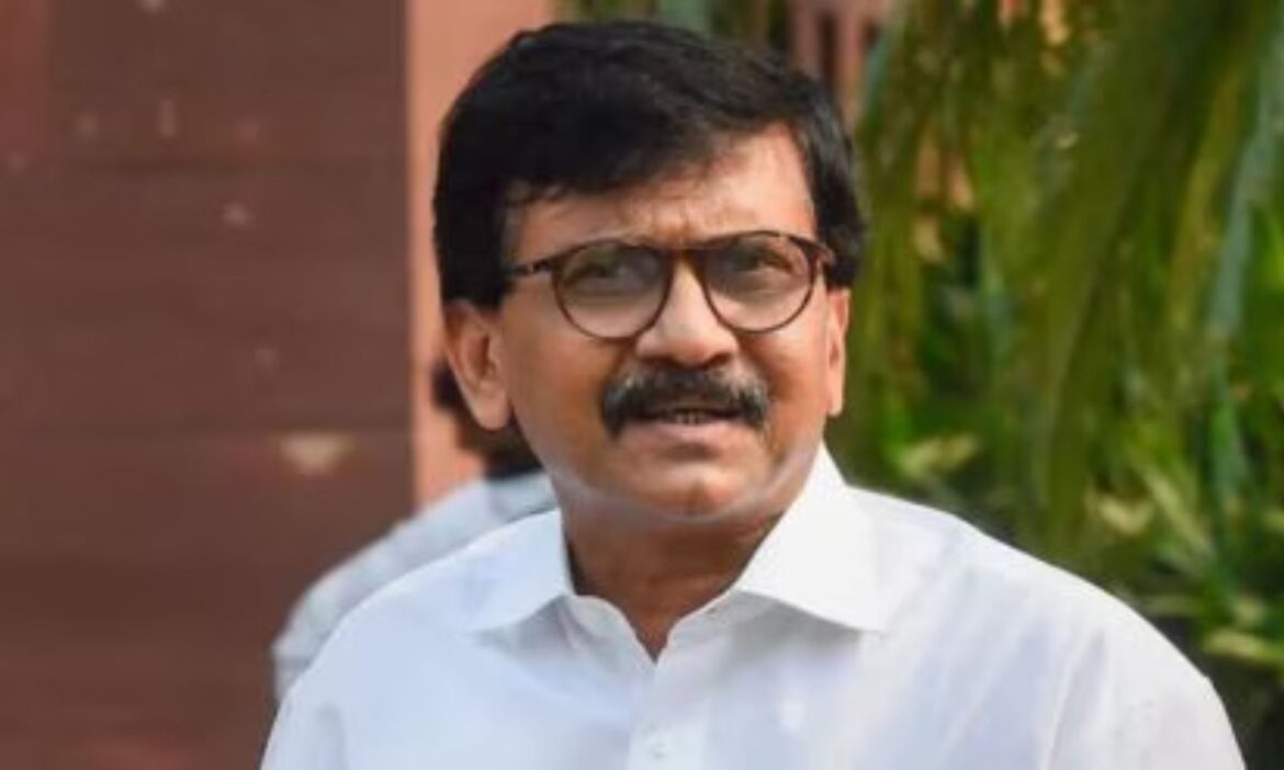 Maharashtra CM Announcement: शिवसेना (उद्धव गुट) सांसद संजय राउत ने मंगलवार को मीडिया से बातचीत के दौरान महायुति गठबंधन पर जमकर हमला बोला है.