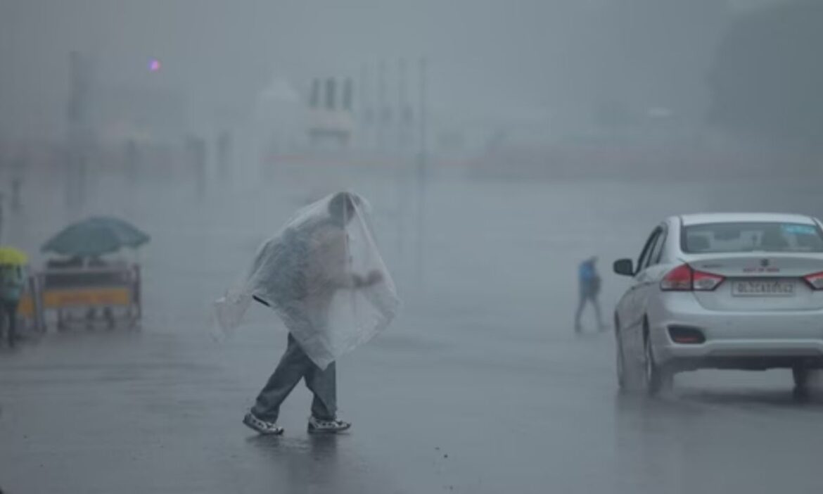 Delhi Weather Update : दिल्ली में मौसम ने करवट ले ली है. इसके वजह से लोगों की परेशानियां बढ़ गई है. कपकपाती ठंड ने लोगों का जन-जीवन अस्त व्यस्त कर दिया है.