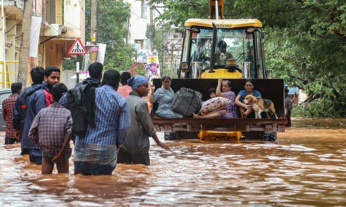 Cyclone Fengal: पुदुचेरी में चक्रवात फेंजल की वजह से हुई भारी बारिश ने कई इलाकों में तबाही मचाई है. इसकी वजह से वहां पर बाढ़ जैसे हालात पैदा हो गए हैं.