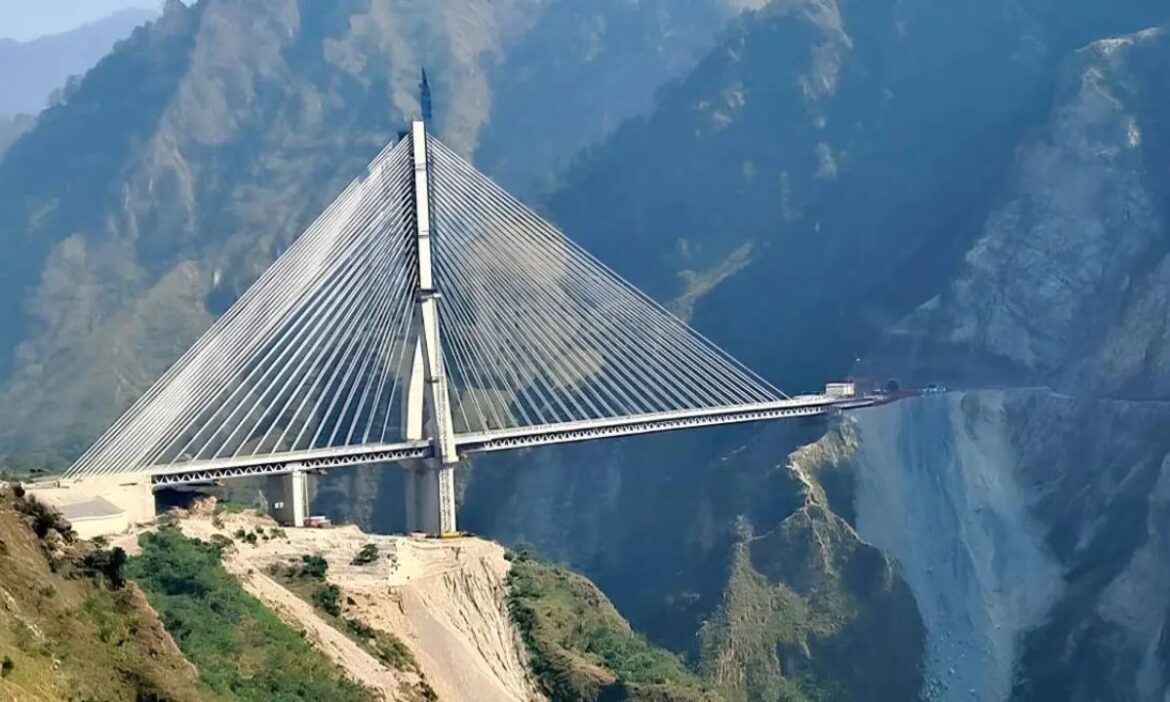 Jammu & Kashmir Development : जम्मू कश्मीर में बारामूला रेल लिंक परियोजना के तहत अंजी खड्ड केबल ब्रिज पर भार के साथ ट्रालय किया गया.